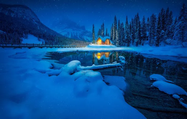 Картинка зима, лес, снег, горы, озеро, отражение, Канада, домик, Canada, British Columbia, Британская Колумбия, Yoho National …