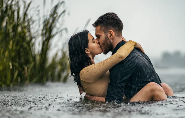 Картинка трава, вода, девушка, дождь, поцелуй, пара, парень, влюблённые