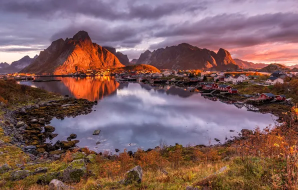Картинка осень, облака, свет, пейзаж, закат, горы, природа, отражение, камни, берег, растительность, вечер, Норвегия, домики, водоем, …