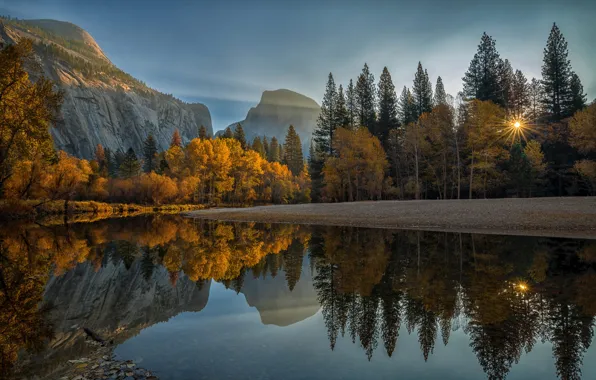 Картинка осень, солнце, лучи, пейзаж, горы, природа, озеро, отражение, США, Йосемити, национальный парк, Yosemite National Park