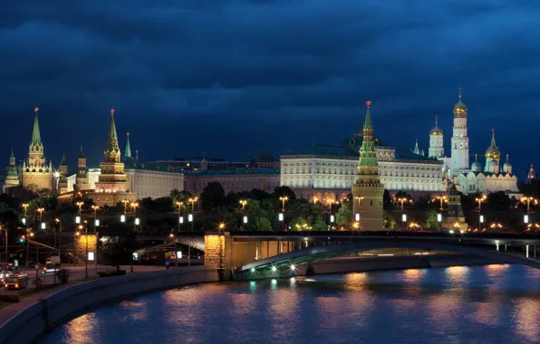 Картинка ночь, мост, город, река, здания, освещение, Москва, башни, храм, Кремль, купола