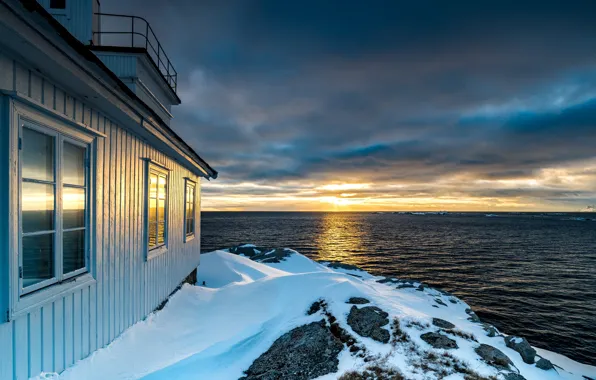 Картинка море, небо, солнце, облака, снег, закат, тучи, дом, камни, побережье, горизонт, Норвегия, Лофотенские острова, Lofoten