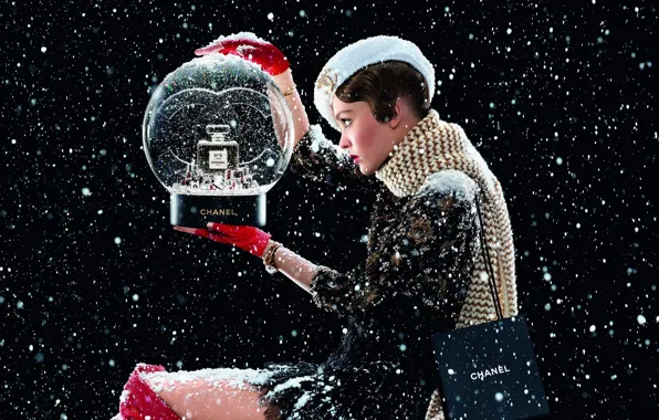 Картинка Christmas, Chanel, campaign, Лили-Роуз Депп, Lily-Rose Depp, Шанель, Рождество от Шанель, Chanel N5 L'Eau, snow-globe