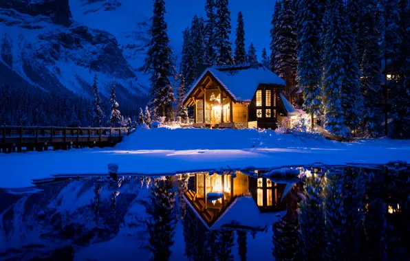 Картинка зима, лес, снег, горы, ночь, мост, озеро, отражение, Канада, домик, Canada, British Columbia, Британская Колумбия, …