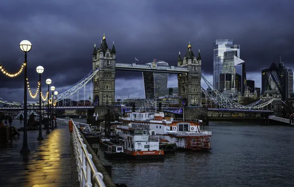Картинка тучи, город, река, Англия, Лондон, здания, фонари, Великобритания, Темза, башни, сумерки, Тауэрский мост, набережная, теплоходы