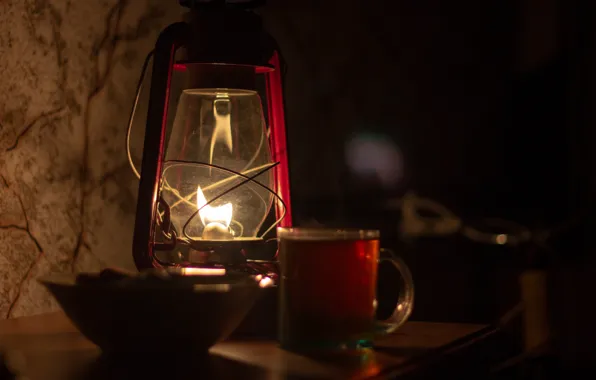 Картинка свет, стакан, темнота, тепло, чай, тумба, керосиновая лампа