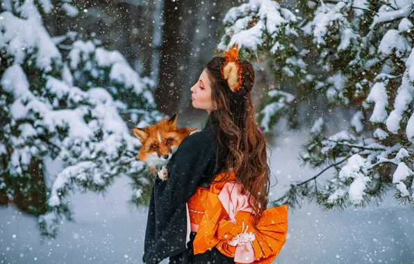 Картинка зима, лес, девушка, снег, поза, лиса, рыжая, кимоно, Вероника, ушки, длинные волосы, Александра Савенкова