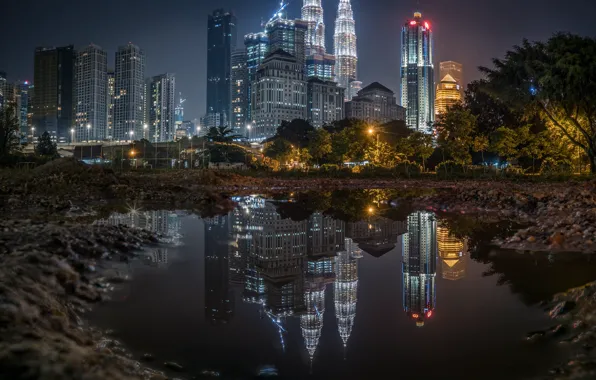 Картинка город, отражение, здания, вечер, лужа, освещение, небоскрёбы, высотки, Малайзия, Куала-Лумпур