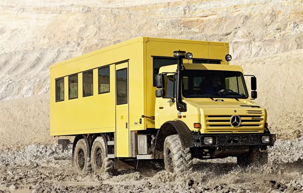 Картинка жёлтый, Mercedes-Benz, грязь, грузовик, фургон, 6x6, трёхосный, Unimog, U5000, вахтовка