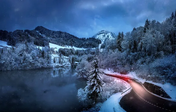 Картинка зима, дорога, небо, снег, пейзаж, горы, ночь, природа, озеро, звёзды, вечер, Швейцария, посёлок, леса, Markus …