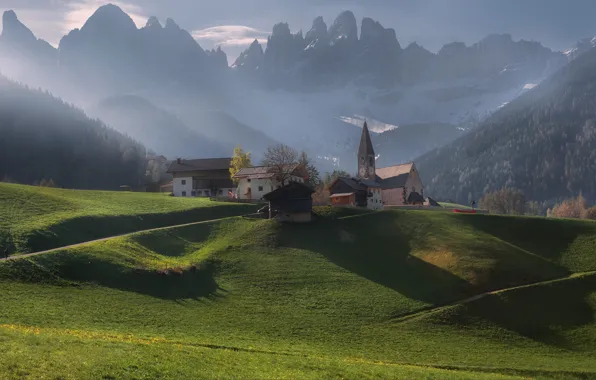 Картинка пейзаж, горы, природа, туман, дома, утро, Италия, церковь, Доломиты