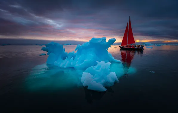 Картинка пейзаж, закат, отражение, океан, лодка, парусник, льды, паруса, Гренландия