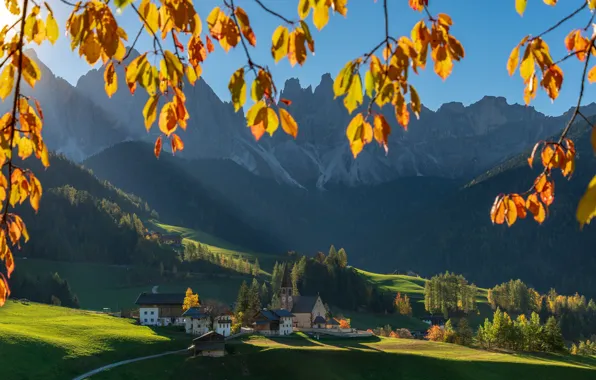 Картинка осень, пейзаж, горы, ветки, природа, холмы, склоны, деревня, Италия, леса, луга, Доломиты