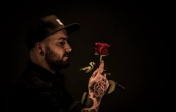 Картинка любовь, роза, человек, туннель, тату, мужчина, кепка, рубашка, love, красная роза, tunnel, tattoo, cap, human, …