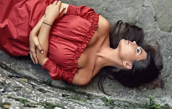 Картинка девушка, поза, руки, декольте, красное платье, плечи, закрытые глаза, Антон Артюшин