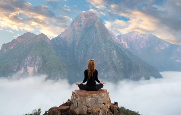 Картинка девушка, облака, горы, релакс, медитация, йога, вершина, girl, mountains, clouds, поза лотоса, yoga, meditation, relaxation, …