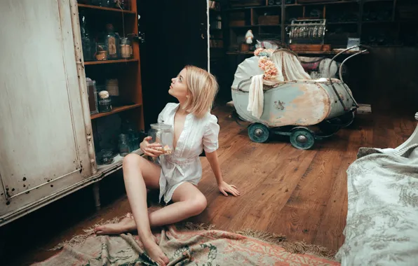 Картинка девушка, коляска, банка, на полу, Victoria Sokolova, Андрей Васильев