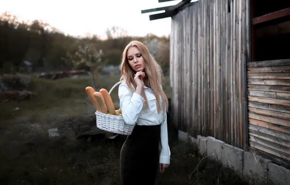 Картинка девушка, дом, хлеб