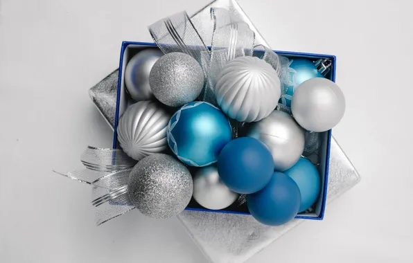 Картинка шарики, праздник, коробка, подарок, голубые, Рождество, лента, Новый год, светлый фон, синие, ёлочные игрушки, серебристые, …
