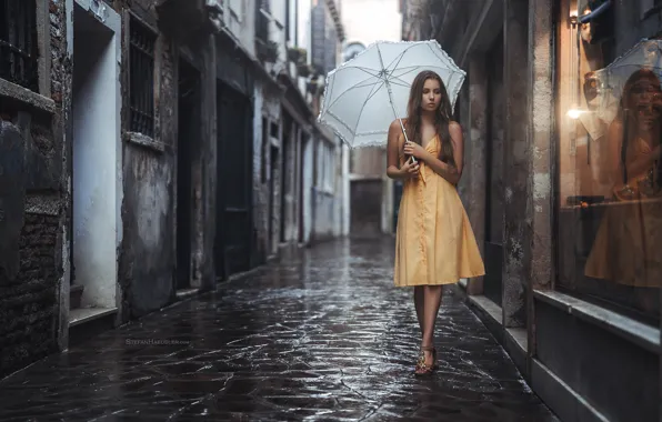 Картинка вода, девушка, дождь, улица, дома, зонт, платье, двор, Stefan Häusler, Viktoria Stephanie
