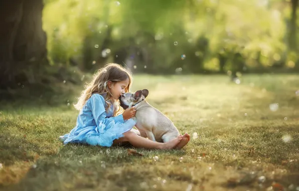 Картинка лето, природа, поцелуй, собака, платье, девочка, лужайка, ребёнок, пёс, боке, Анастасия Бармина