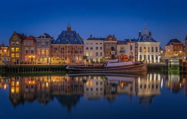Картинка отражение, река, здания, дома, буксир, причал, Нидерланды, ночной город, набережная, Netherlands, Масслёйс, Maassluis