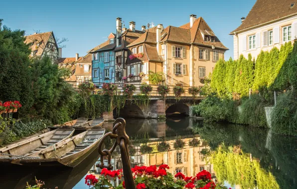 Картинка цветы, город, Франция, дома, лодки, канал, мостик, Кольмар