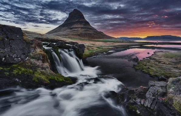 Картинка пейзаж, закат, горы, природа, камни, водопад, вечер, Исландия, Kirkjufell, Киркьюфетль