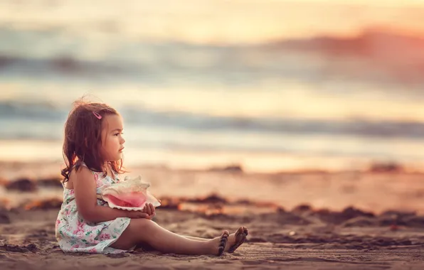 Картинка песок, море, взгляд, берег, раковина, ракушка, девочка, малышка, ребёнок, Edie Layland