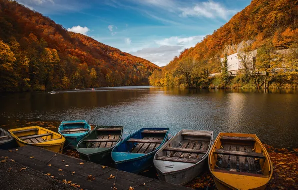Картинка осень, пейзаж, горы, природа, река, лодки, причал, леса