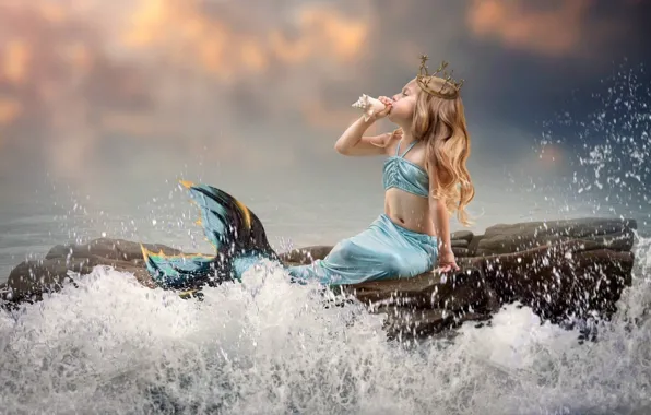 Картинка волны, корона, раковина, хвост, маленькая, на камне, русалочка, морская пена, mermaid, серое небо, брызги воды, …