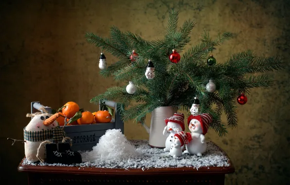 Картинка снег, украшения, ветки, праздник, новый год, ель, ящик, хвоя, столик, ёлочные игрушки, мандарины, снеговички