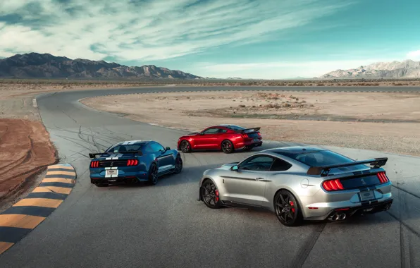 Картинка небо, облака, горы, машины, холмы, купе, поворот, спортивная, трек, Ford Mustang Shelby GT500, гоночная трасса
