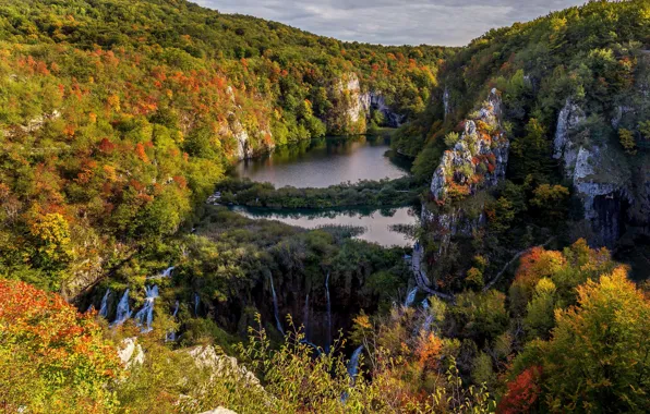 Картинка осень, лес, горы, скалы, водопады, Хорватия, озёра, Croatia, Плитвицкие озёра, Plitvice Lakes National Park, Национальный …