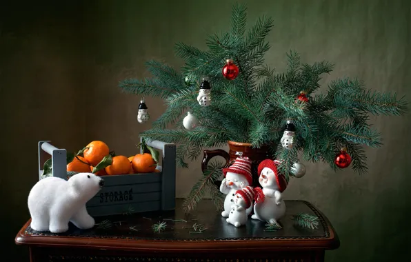 Картинка ветки, праздник, новый год, мишка, ящик, хвоя, столик, ёлочные игрушки, мандарины, снеговички