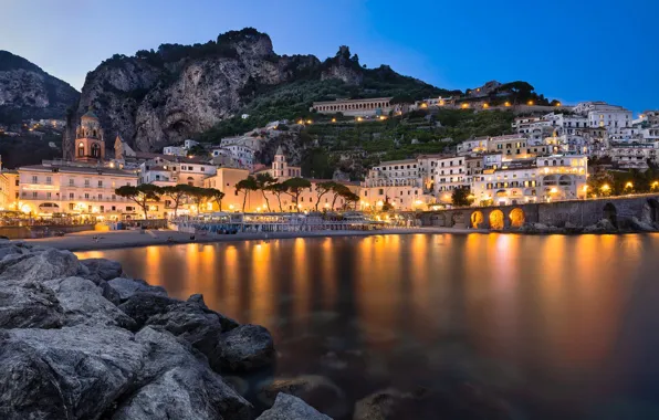 Картинка горы, город, скалы, здания, дома, вечер, освещение, Италия, Amalfi, Frank Fischbach