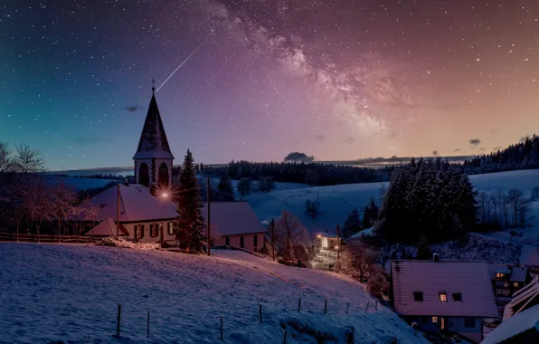 Картинка зима, пейзаж, ночь, природа, дома, звёзды, освещение, церковь, млечный путь, леса