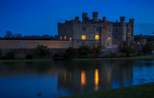 Картинка ночь, огни, отражение, синева, замок, берег, Англия, окна, Кент, водоем, Лидс, замок Лидс