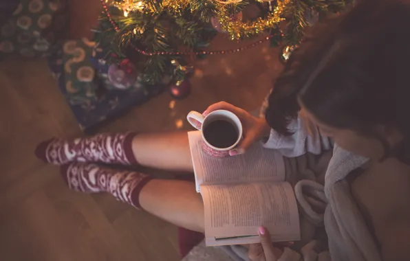 Картинка девушка, тепло, настроение, елка, кофе, огоньки, Новый Год, Рождество, чашка, книга, уютно, носочки
