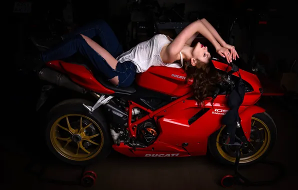 Картинка красный, поза, модель, джинсы, макияж, майка, фигура, прическа, мотоцикл, лежит, шатенка, байк, полумрак, Ducati, сексуальная, …