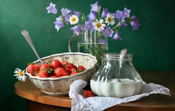 Картинка лето, цветы, ягоды, стол, ромашки, букет, молоко, клубника, банка, миска, натюрморт, колокольчики
