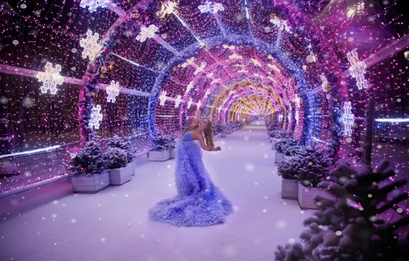 Картинка свет, снег, снежинки, танец, галерея, гирлянды, жест, вечернее платье, изгиб тела, красивая женщина, новогоднее настроение, …