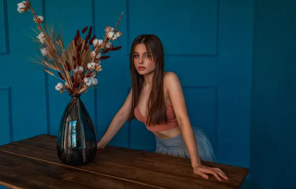 Картинка взгляд, девушка, поза, букет, ваза, длинные волосы, Ольга Канайкина