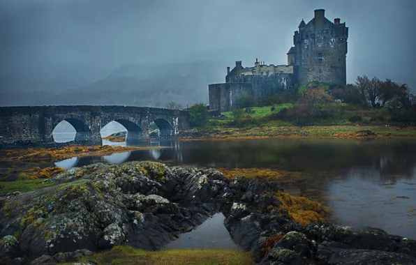 Картинка осень, мост, туман, камни, замок, пасмурно, берег, Шотландия, дымка, арки, сумерки, водоем, средневековый, старинный, возвышенность