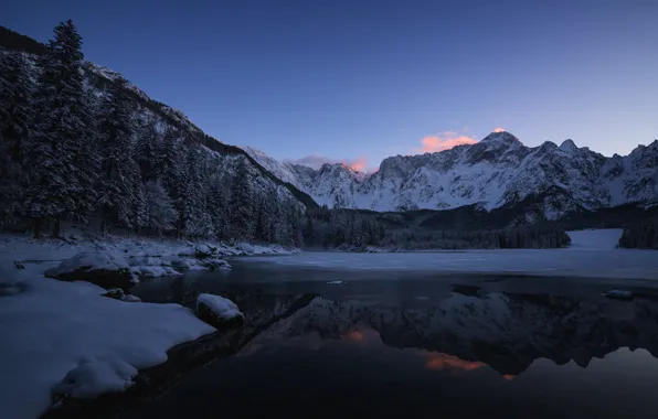 Картинка зима, небо, снег, деревья, горы, природа, озеро, скалы, вечер
