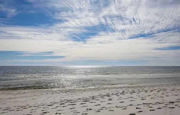 Картинка песок, море, пляж, небо, следы, тучи