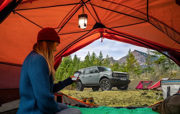 Картинка Ford, Девушка, Палатка, SUV, Смартфон, Ford Bronco, 2022
