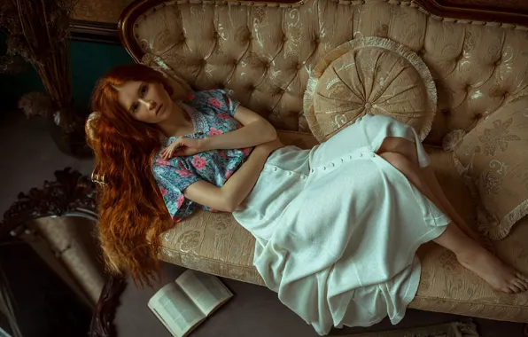 Картинка взгляд, девушка, поза, диван, модель, волосы, книга, рыжая, Денис Котов