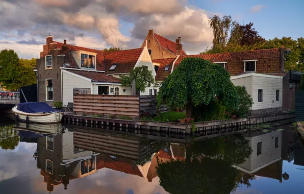 Картинка вода, облака, город, отражение, лодка, дома, Нидерланды, Эдам