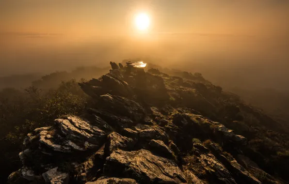 Картинка солнце, горы, туман, камни, скалы, рассвет